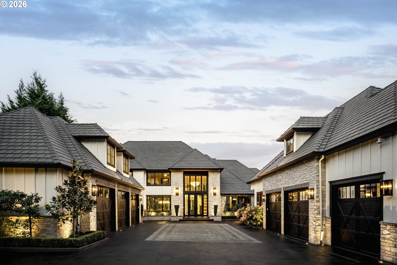 DEFINING RIVERFRONT LUXURY
